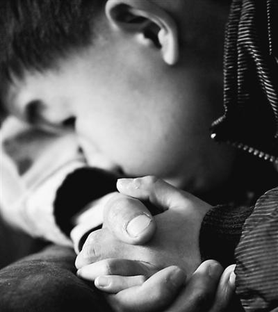 10歲小兒子緊緊握著哥哥的手。資料圖片