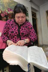 背單詞，是很多學(xué)生學(xué)習(xí)英語時(shí)最頭疼的事兒，而西安51歲大學(xué)英語老師李艷芝在兩年內(nèi)背完《英漢大詞典》22萬個(gè)英語詞匯，學(xué)生稱贊其為一本活的《英漢大詞典》；兒子自小患有自閉癥，生活不能自理，20年前又與丈夫離婚，面對(duì)生活的不幸，她秉承“你必須一直向前”的信念。