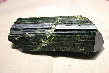 近日，商南縣奇石愛(ài)好者潘某在青山鎮(zhèn)鐵礦開(kāi)采區(qū)發(fā)現(xiàn)一塊疑似綠簾石，有待相關(guān)專(zhuān)家和權(quán)威機(jī)構(gòu)認(rèn)定。