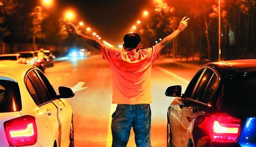 2013年8月25日凌晨，北京，在東壩大街路口進行的一場飆車。