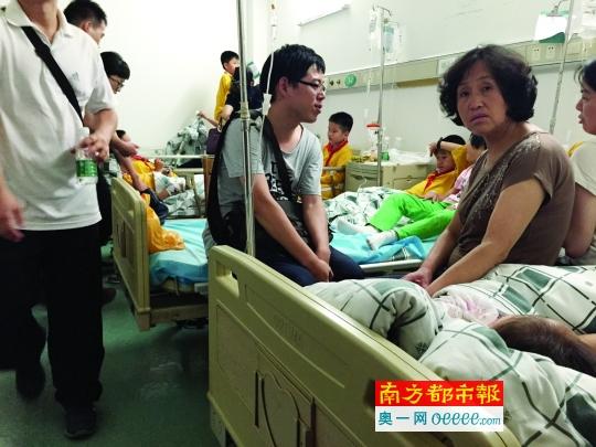  昨晚，家長們陪著誤食鼠藥的孩子們在醫(yī)院就診。