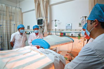 受傷醫(yī)生覃某正在進(jìn)行治療。昨日上午，醫(yī)生覃某在醫(yī)院乘電梯期間，被一名患者潑汽油并點(diǎn)燃，致重度燒傷。圖/CFP