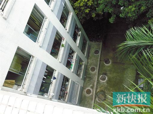 據(jù)目擊者稱,當時墜樓者躺在右排中、下兩個井蓋中間附近。