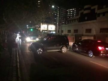 10月22日被推到路面的車攔住了公交車。（圖據(jù)網(wǎng)絡(luò)）