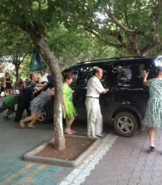 今年夏天壩壩舞成員將一輛小車推向公路。（圖據(jù)網(wǎng)絡(luò)）