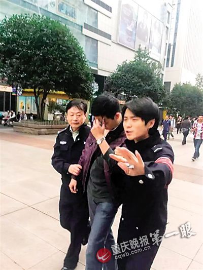 民警將偷拍者帶至派出所詢問(wèn)