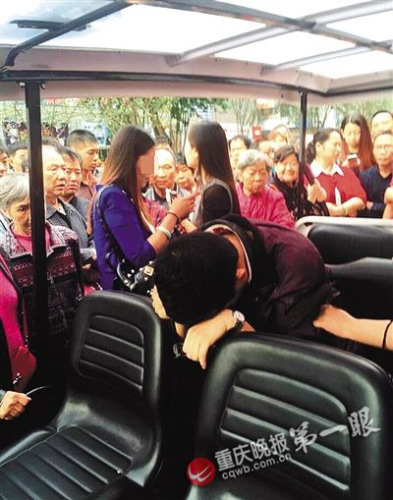 偷拍男子（前）照片來(lái)源于網(wǎng)絡(luò)，請(qǐng)作者與重慶晚報(bào)聯(lián)系