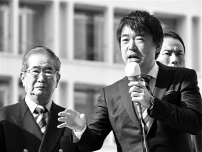 29日，日本著名極右翼分子石原慎太郎（左）和新生代右翼政客橋下徹在東京街頭演講拉票。