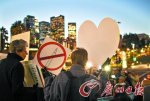 　14日，在美國首都華盛頓白宮外，民眾舉行燭光集會，悼念當(dāng)日康涅狄格州桑迪胡克小學(xué)槍擊案遇難者，呼吁