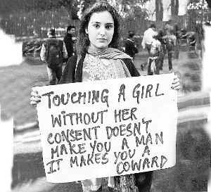 一名印度女孩抗議強奸暴行。