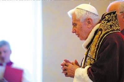 ?11日，本篤十六世出席主教會(huì)議，宣布將于本月28日退位。圖/CFP