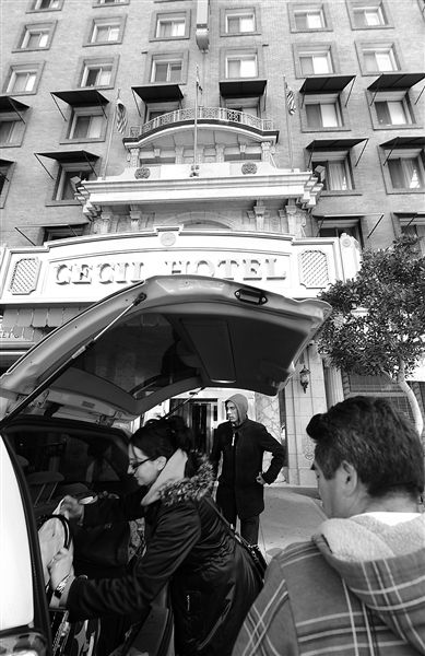 20日，美國洛杉磯，塞西爾酒店房客薩拜娜乘出租車離開酒店。由于擔心水質受到污染，目前已有27戶房客離開塞西爾酒店。