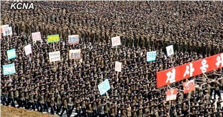 大會結(jié)束后，與會群眾舉行示威游行。