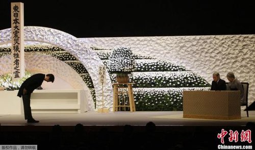 “3·11”東日本大地震兩周年紀(jì)念追悼儀式在東京舉行，日本明仁天皇與皇后、首相安倍晉三出席