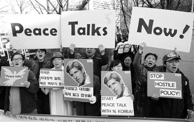 4月12日，韓國示威者在該國國防部前手持克里畫像，反對韓美軍演，要求克里前往朝鮮尋求和平談判。