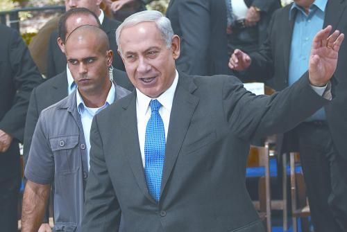 經(jīng)以總理內(nèi)塔尼亞胡主持的內(nèi)閣秘密會(huì)議決定，以空軍接連對敘利亞多處目標(biāo)實(shí)施空襲。圖為內(nèi)塔尼亞胡5日出席內(nèi)閣會(huì)議。