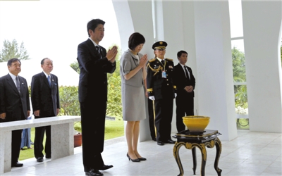 25日，緬甸仰光，安倍偕妻子參拜“二戰(zhàn)陣亡日軍墓”。圖/CFP