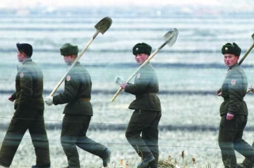 朝軍士兵前往田地支援地方建設(shè)。