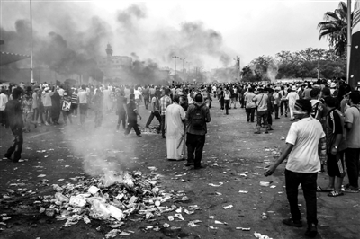 7月27日，在埃及首都開羅，穆爾西支持者同防暴警察發(fā)生沖突。新華社發(fā)