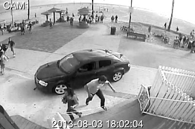 監(jiān)控錄像截屏圖：3日，美國(guó)洛杉磯市，一輛汽車沖進(jìn)威尼斯海灘棧道上的人群。圖/東方IC