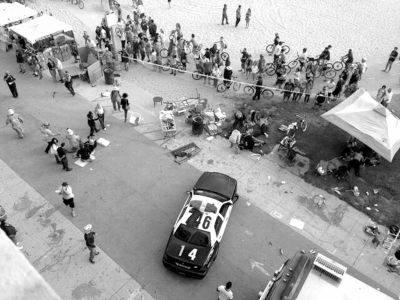 3日，美國(guó)洛杉磯，威尼斯海灘上血跡斑斑，警方正在調(diào)查。圖/東方IC