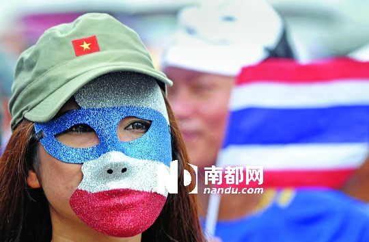 4日，一名泰國反政府人士頭戴面具在首都曼谷參加集會。