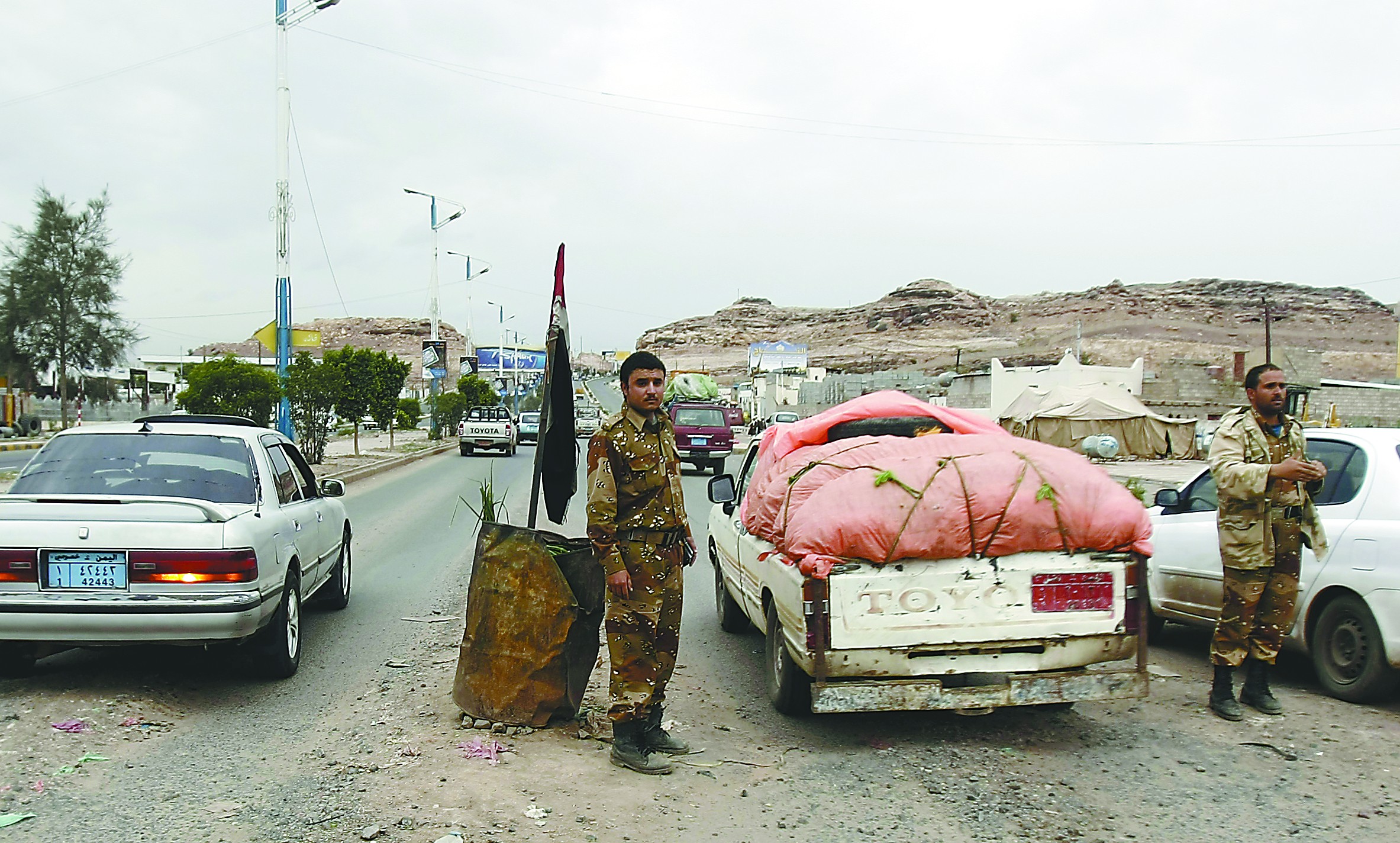 當(dāng)?shù)貢r(shí)間4日，在也門(mén)首都薩那，安全人員在通往美國(guó)大使館的路上設(shè)置檢查站檢查過(guò)往車(chē)輛。