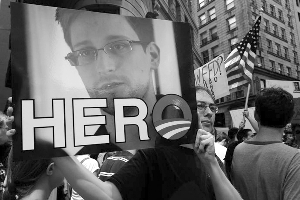 支持者舉著斯諾登和“英雄”字樣的海報(bào) 支持者舉著斯諾登和“英雄”字樣的海報(bào)