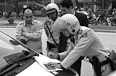 越南交警在開罰單。