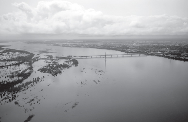 據(jù)目前估計(jì)，俄遠(yuǎn)東地區(qū)因洪災(zāi)造成的損失超過(guò)100億盧布。