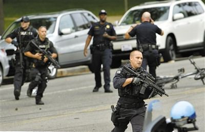 3日,案發(fā)現(xiàn)場,持槍警察在奔跑。