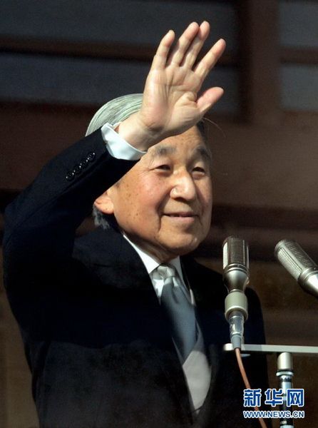 當?shù)貢r間12月23日，在位于日本東京的皇宮，日本明仁天皇向民眾致意。