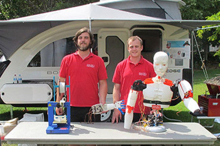 皮尤和尼克爾斯基與他們的3D機(jī)器人。