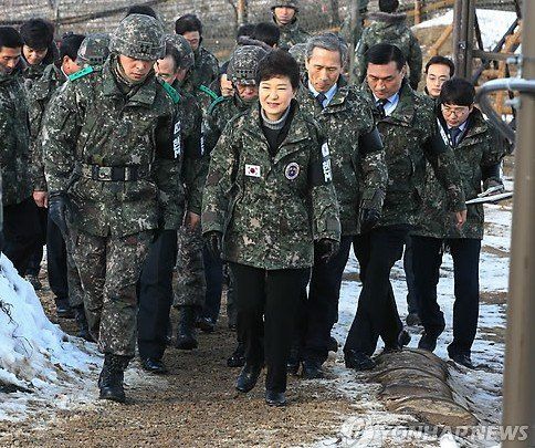 樸槿惠就任后首視察部隊稱堅決應(yīng)對朝“挑釁” 樸槿惠就任后首視察部隊稱堅決應(yīng)對朝“挑釁”