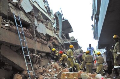 4日，印度卡納科納，救援人員正在搜尋被掩埋的幸存者和遇難者遺體。圖/東方IC