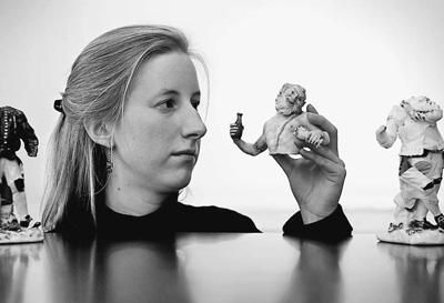 在英國倫敦，拍賣行員工展示邁森瓷器。