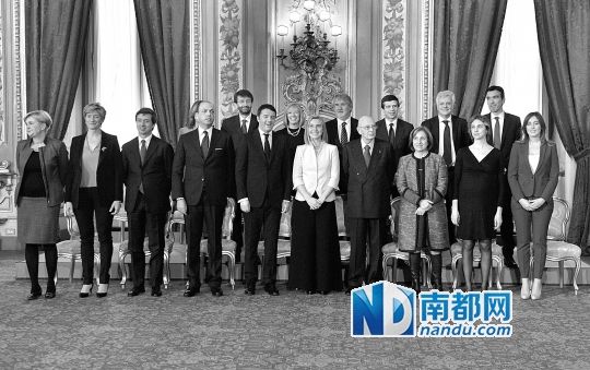 2月22日，在意大利羅馬總統(tǒng)府，新任總理馬泰奧·倫齊(前左五)與總統(tǒng)納波利塔諾(前右四)及新內(nèi)閣成員