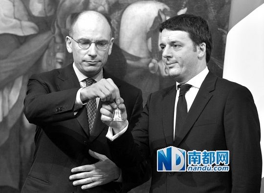 2月22日，在意大利羅馬總理府，新任總理馬泰奧·倫齊(右)與前任總理恩里科·萊塔舉行交接儀式。