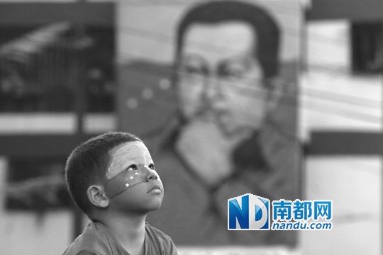 3月5日，一名委內(nèi)瑞拉兒童仰望天空，他身后是查韋斯的陵墓。