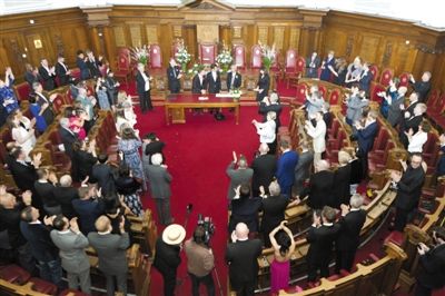 29日，倫敦，一對同性伴侶舉行結(jié)婚儀式。