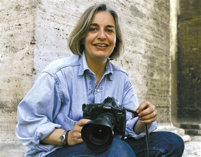 4日，安雅·尼德林豪斯在報道阿富汗大選期間被槍殺。