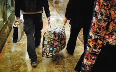 5月2日，馬航乘客家屬離開麗都飯店。當(dāng)日，麗都飯店二層家屬區(qū)正式關(guān)閉，大部分家屬返鄉(xiāng)。