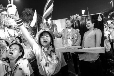 5日，泰國巴蜀府海濱度假勝地華欣，數(shù)萬民眾身穿國王的代表色“黃色”T恤，自發(fā)上街，口喊“國王萬歲”的口號。