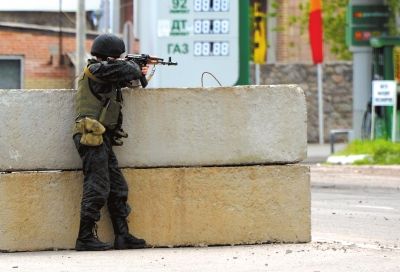 　5日，在烏東部城市斯拉維揚(yáng)斯克附近，一名烏克蘭士兵守衛(wèi)一處檢查站。