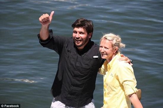 抵達(dá)邁阿密時(shí)，曼瑟驕傲地豎起了大拇指。