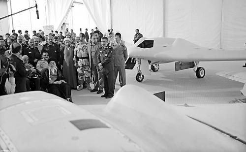 　哈梅內(nèi)伊（中）11日參觀伊朗版RQ-170無人機。