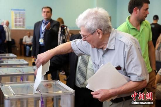 　5月25日，一名烏克蘭選民把填好的選票投入選票箱。