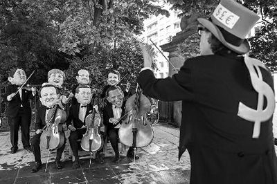 4日在布魯塞爾，非政府組織『樂施會』成員戴著七國首腦面具演奏名曲《錢錢》，批評七國政策導致全球貧富差