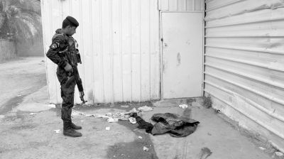 7月13日，伊拉克巴格達，警察在發(fā)生槍殺案的現(xiàn)場勘察。