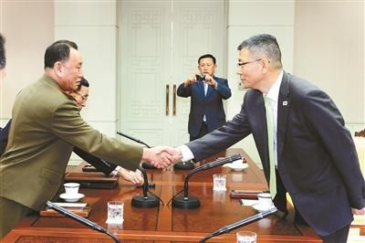 10月15日，韓國國防部國防政策室室長柳濟升和朝鮮人民武裝力量部偵查總局局長金英哲分別率團出席板門店